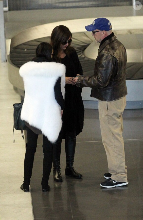Bruce Willis arrive à Paris pour assister au Bal des débutantes de sa fille Tallulah. Le 24 novembre 2011 à l'aéroport Roissy Charles-De-Gaulle