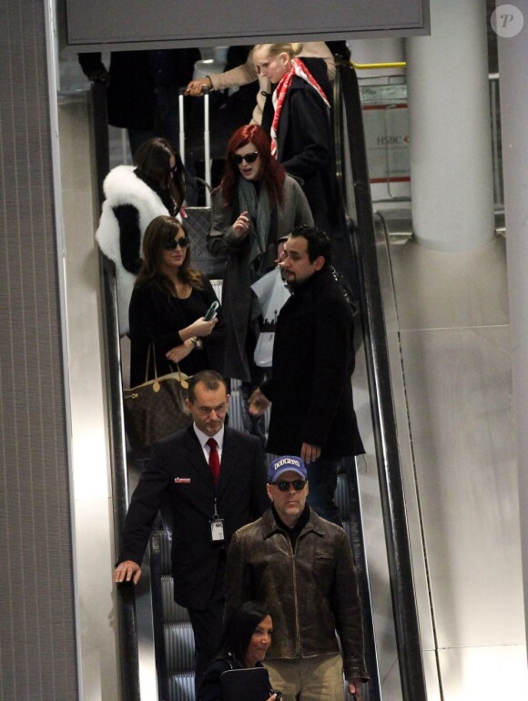 Bruce Willis arrive à Paris avec Rumer et Tallulah pour assister au Bal des débutantes. Le 24 novembre 2011 à l'aéroport Roissy Charles-De-Gaulle