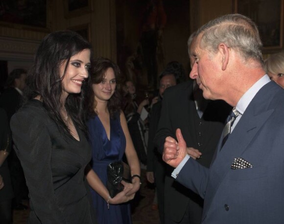 Le prince Charles le 23 novembre 2011 à Apsley House à Londres où il reçoit le Prix Montblanc du patronage des arts et de la culture en compagnie d'Eva Green 