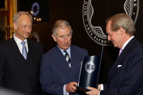 Lutz Bethge, SAR le Prince de Galles et Lord Douro lors du Prix Montblanc du patronage des arts et de la culture décerné au Prince Charles le 23 novembre 2012 à Londres