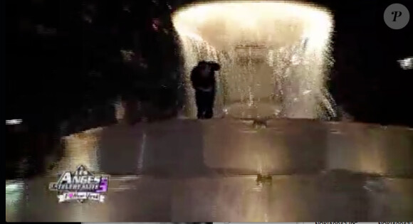 Kevin en haut de la fontaine dans les Anges de la télé-réalité 3, vendredi 25 novembre 2011, sur NRJ 12
