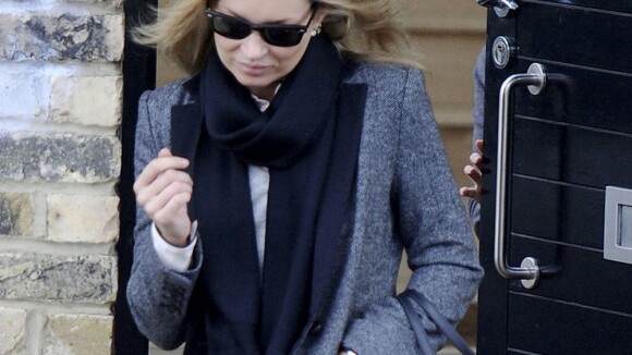Kate Moss : En mode dandy, la Brindille est en forme