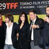 Penélope Cruz radieuse entourée par l'équipe du film Venuto al Mondo, lors du Festival du film de Turin le 25 novembre 2011