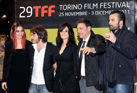 Penélope Cruz radieuse entourée par l'équipe du film Venuto al Mondo, lors du Festival du film de Turin le 25 novembre 2011