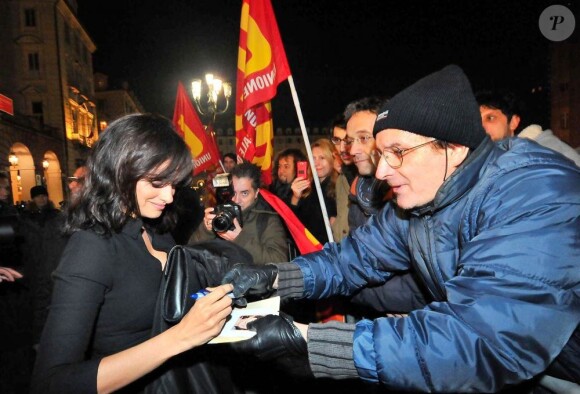 Penélope Cruz a signé des autographes  lors du Festival du film de Turin le 25 novembre 2011