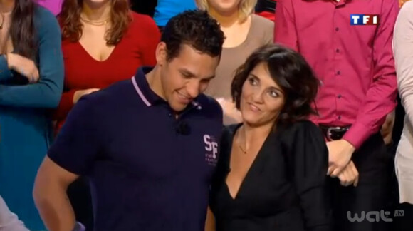 Florence Foresti prend la pose aux côtés de Julien, l'un des Dieux du Stade sur le plateau des Enfants de la télé sur TF1 le samedi 26 novembre 2011 - émission enregistrée le 7 novembre 2011