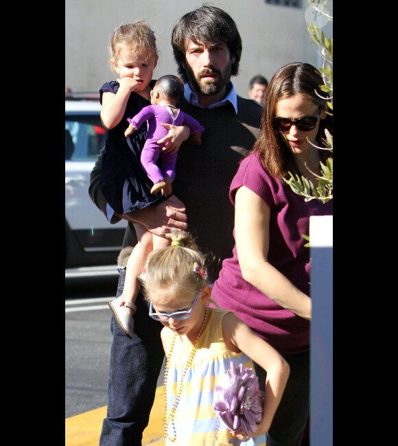 Ben Affleck et Jennifer Garner emmènent leurs filles Seraphina et Violet dans le quartier de Brentwood à Los Angeles le 26 novembre 2011