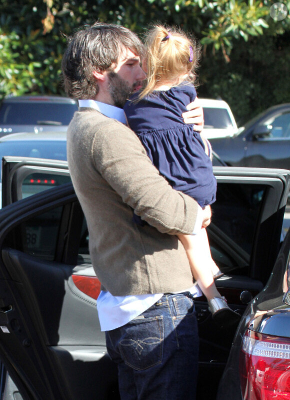 Jennifer Garner, enceinte, Ben Affleck et leurs filles Seraphina et Violet se rendent au Brentwood Country Mart à Los Angeles le 26 novembre 2011
