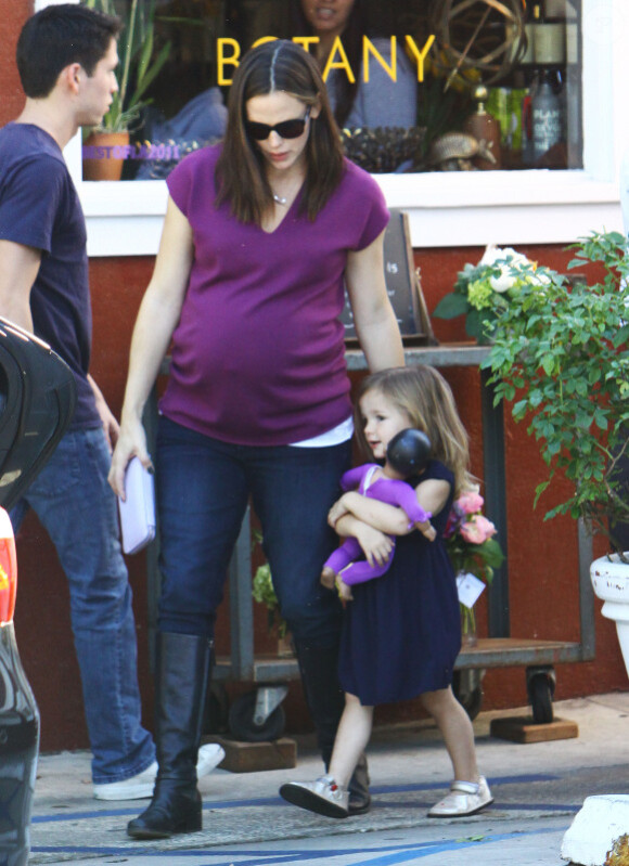 Jennifer Garner, enceinte, et Seraphina se rendent au Brentwood Country Mart à Los Angeles le 26 novembre 2011