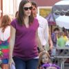 Jennifer Garner, enceinte, et Seraphina se rendent au Brentwood Country Mart à Los Angeles le 26 novembre 2011