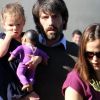 Jennifer Garner, enceinte, Ben Affleck et leurs filles Seraphina et Violet se rendent au Brentwood Country Mart à Los Angeles le 26 novembre 2011
