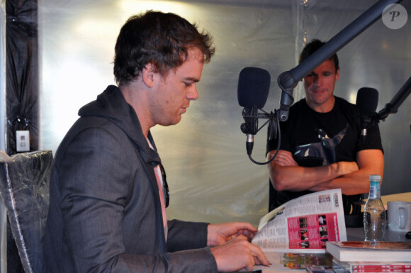 Michael C. Hall à la radio lors d'une visite promotionnelle en Nouvelle-Zélande, le 17 novembre 2011