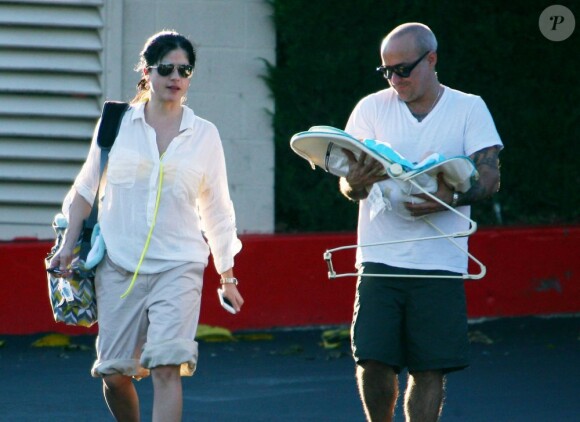 Selma Blair accompagnée des deux hommes de sa vie au tennis club de Los Angeles. Le 27 novembre 2011.