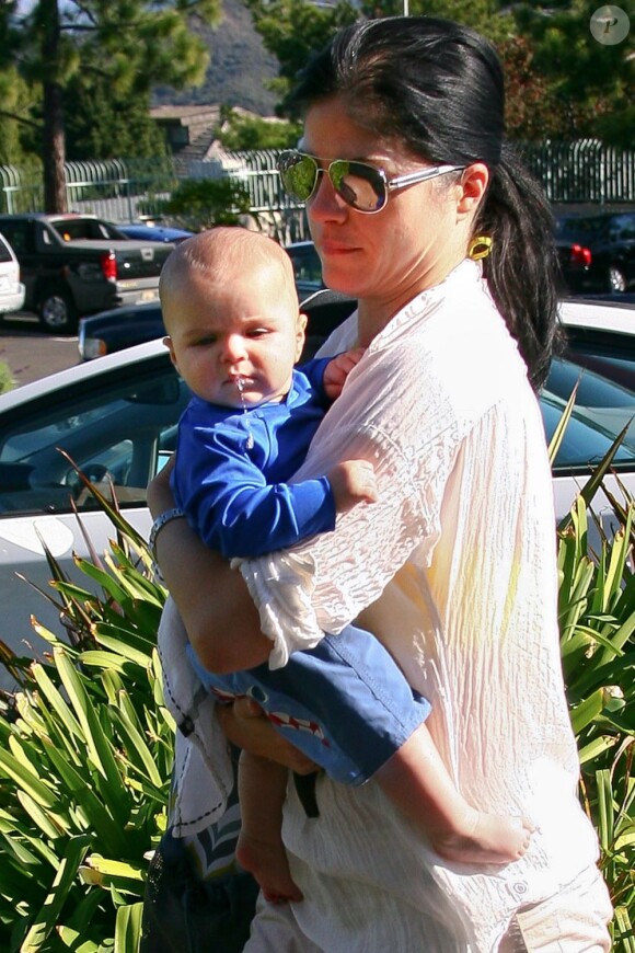 L'adorable Arthur dans les bras de sa maman Selma Blair. Los Angeles, le 27 novembre 2011