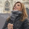 Elisabetta Canalis : même en look garçon manqué, elle se fait remarquer dans les rues de Milan ! Elle pose avec sa photo en noir et blanc pour PeTA. Le 28 novembre 2011
