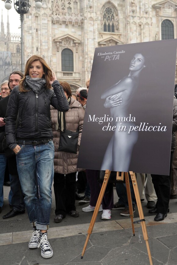 Elisabetta Canalis dans les rues de Milan pose avec sa photo en noir et blanc pour PeTA. Le 28 novembre 2011