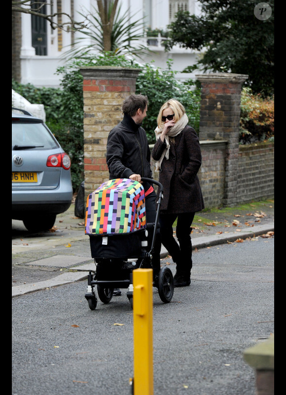 Kate Hudson, Matthew Bellamy et leur petit Bingham le 29 novembre dans les rues de Londres