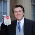 Bryan Ferry à reçu les insignes de commandeur de l'ordre de l'Empire britannique à Buckingham Palace, à Londres, le 30 novembre 2011. 