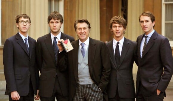Bryan Ferry est entouré de ses fils Merlin, Isaac, Tara et Otis. Le rockeur à reçu les insignes de commandeur de l'ordre de l'Empire britannique à Buckingham Palace, à Londres, le 30 novembre 2011.
