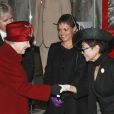 Après avoir décoré Bryan Ferry, Elizabeth II s'est rendue en visite à Liverpool où elle a croisé Yoko Ono, le 1er décembre 2011. 