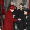 Après avoir décoré Bryan Ferry, Elizabeth II s'est rendue en visite à Liverpool où elle a croisé Yoko Ono, le 1er décembre 2011.
