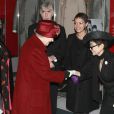 Après avoir décoré Bryan Ferry, Elizabeth II s'est rendue en visite à Liverpool où elle a croisé Yoko Ono, le 1er décembre 2011. 