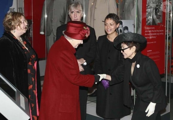 Après avoir décoré Bryan Ferry, Elizabeth II s'est rendue en visite à Liverpool où elle a croisé Yoko Ono, le 1er décembre 2011.