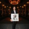 Thomas Dutronc reçoit un disque de platine pour son deuxième album Silence, On tourne, on tourne en rond, des mains d'Olivier Nusse patron du label Mercury, aux Folies Bergères à Paris le 15 novembre 2011