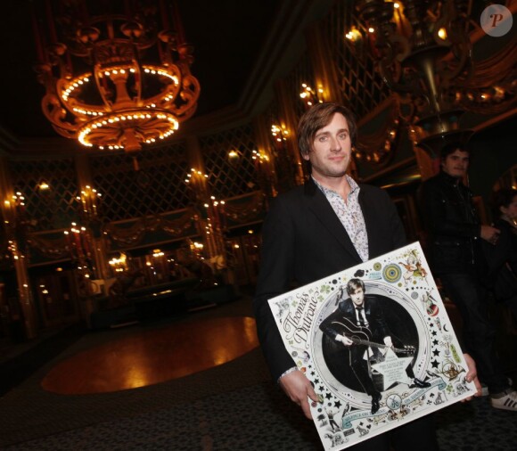 Thomas Dutronc reçoit un disque de platine pour son deuxième album Silence, On tourne, on tourne en rond, des mains d'Olivier Nusse patron du label Mercury, aux Folies Bergères à Paris le 15 novembre 2011