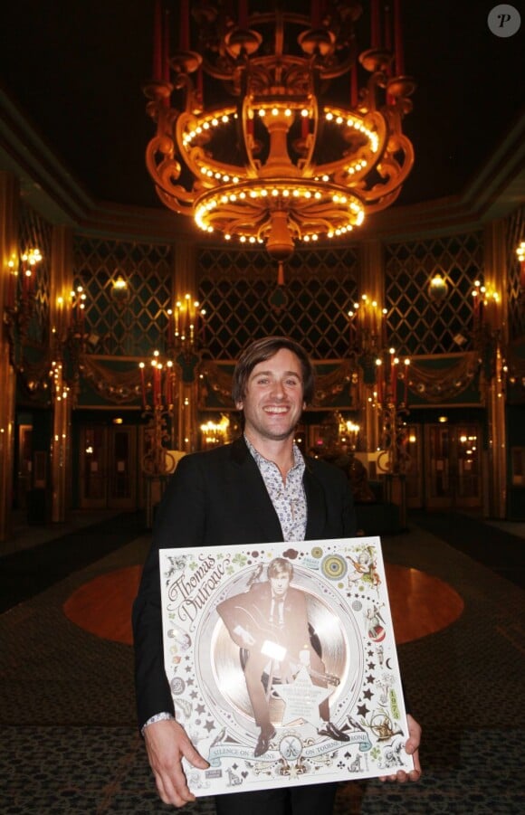 Thomas Dutronc et son disque de platine pour son deuxième album Silence, On tourne, on tourne en rond, aux Folies Bergères à Paris le 15 novembre 2011