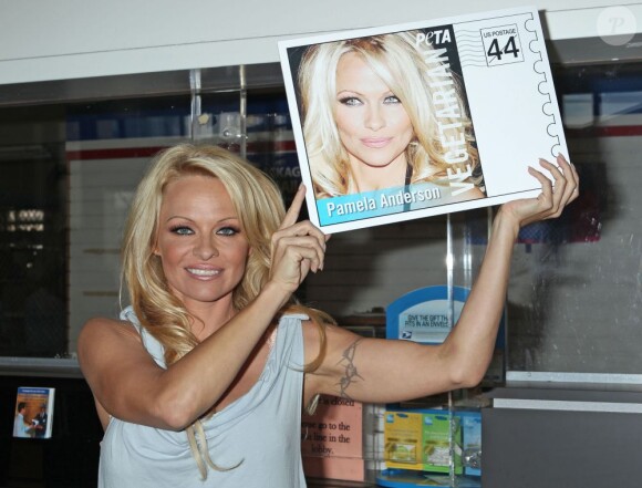 Pamela Anderson présente ses timbres pour la PeTA à Hollywood le 29 novembre 2011