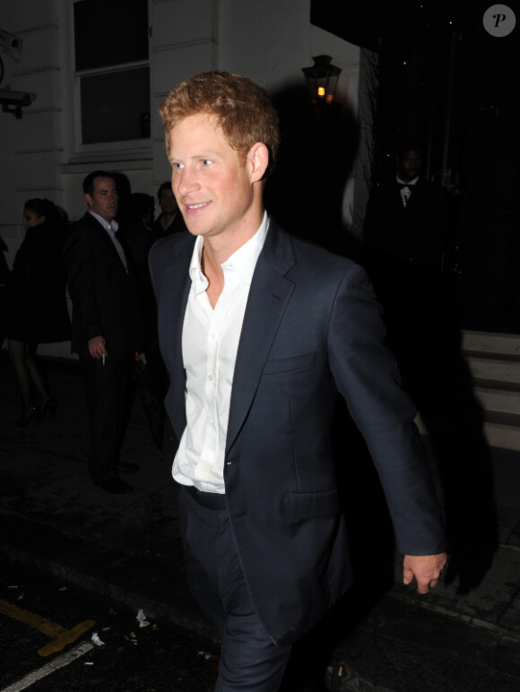 Le prince Harry à Londres à la sortie d'un club le 1er décembre 2011