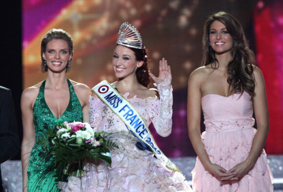 Delphine Wespiser, au moment de son sacre, entourée de Sylvie Tellier (à gauche) et Laury Thilleman (à droite) lors de l'élection de Miss France 2012, le samedi 3 décembre 2011 à Brest.