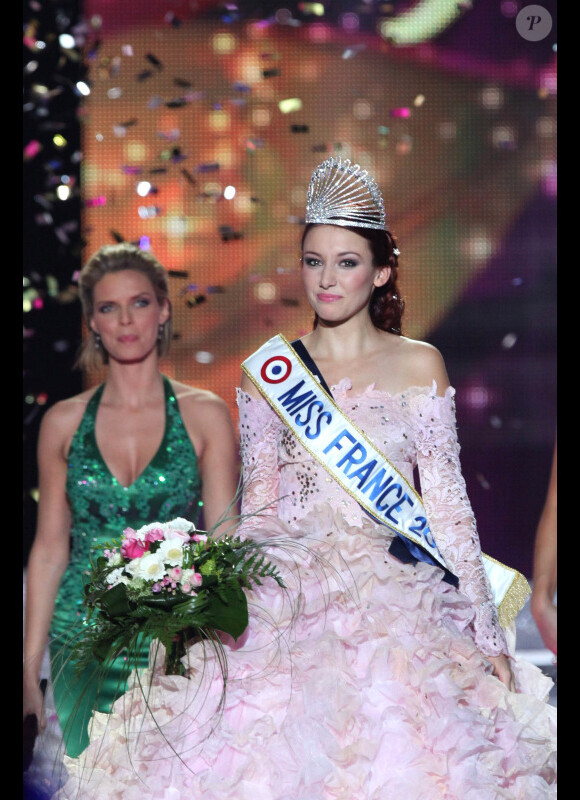Delphine Wespiser, au moment de son sacre, lors de l'élection de Miss France 2012, le samedi 3 décembre 2011 à Brest.