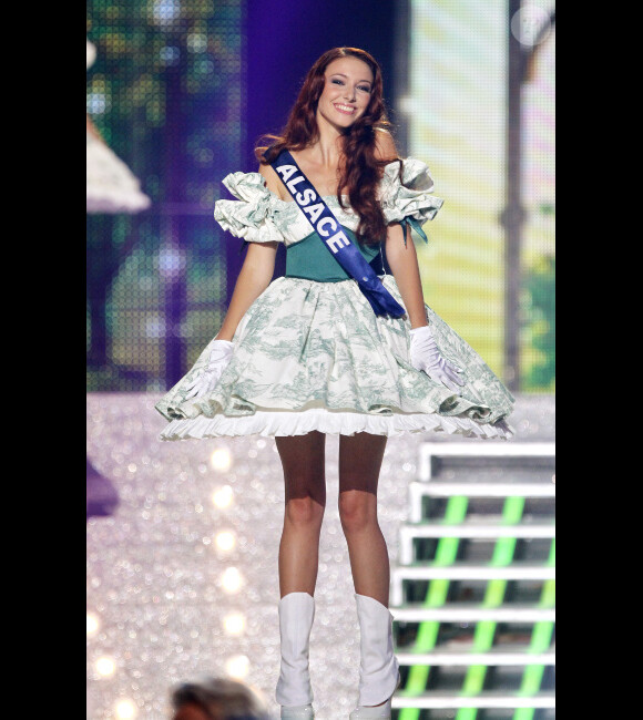 Delphine Wespiser défile lors de l'élection de Miss France 2012, le samedi 3 décembre à Brest.