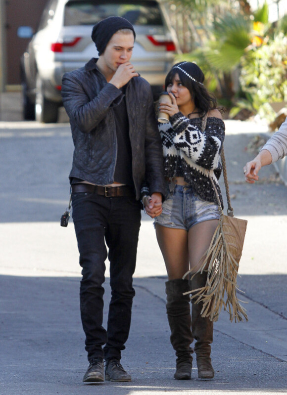 Vanessa Hudgens se promène à Burbank en compagnie de son petit ami Austin Butler, le samedi 3 décembre 2011.