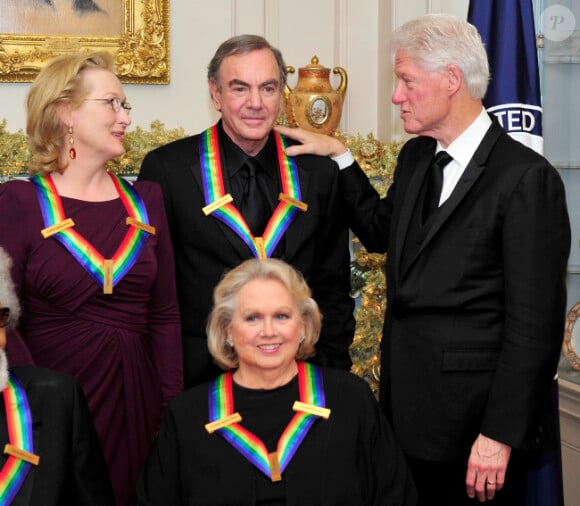 Hillary et Bill Clinton entourant les lauréats dont Meryl Streep lors de la remise des honneurs du Kennedy Center à Washington le 3 décembre 2011