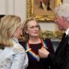 Hillary et Bill Clinton discutant avec Meryl Streep lors de la remise des honneurs du Kennedy Center à Washington le 3 décembre 2011