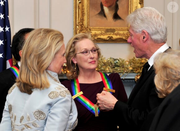 Hillary et Bill Clinton discutant avec Meryl Streep lors de la remise des honneurs du Kennedy Center à Washington le 3 décembre 2011
