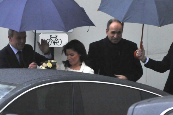 Mariage de Jean-François Copé et Nadia d'Alincourt à Meaux, sous les parapluies le 3 décembre 2011.