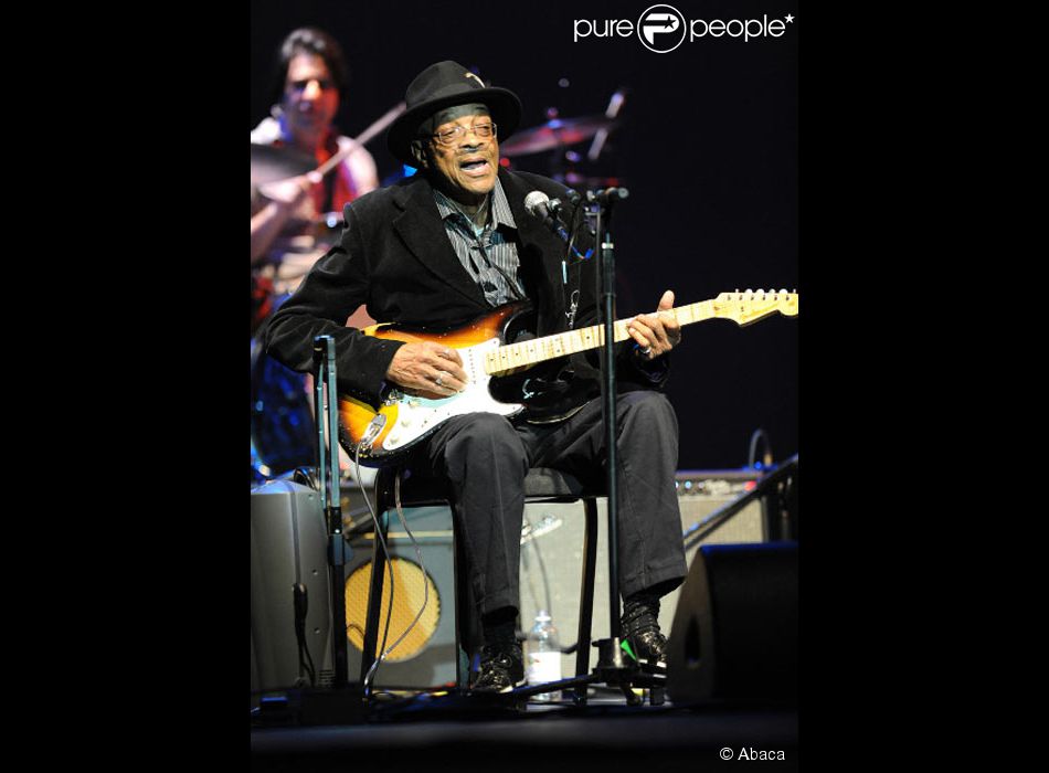 Le guitariste de Blues Hubert Sumlin en concert en février 2011 à Chapel Hill en Caroline du Nord 