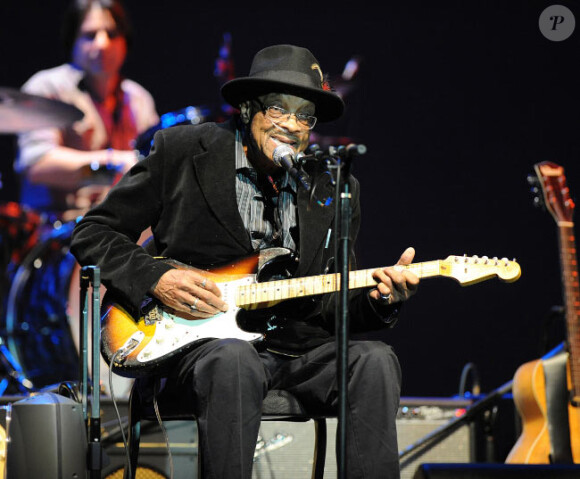 Le guitariste de Blues Hubert Sumlin en concert en février 2011 à Chapel Hill en Caroline du Nord