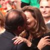 François Hollande, officiellement investi candidat de la gauche à la  présidentielle, embrasse sa compagne Valérie Trierweiler avec son  discours, à Paris, le 22 octobre 2011.