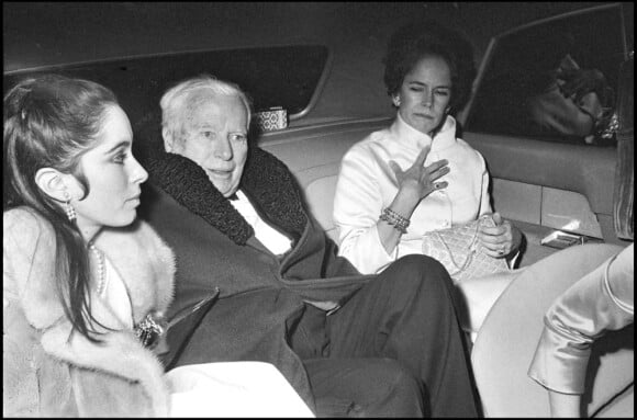Charlie Chaplin, sa femme Oona, et leur fille Joséphine, à Paris, le 13 janvier 1967.