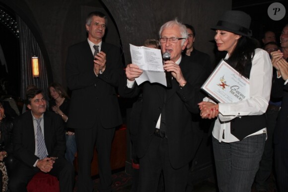 Jean Lassalle, Marcel Amont et Yamina Benguigui lors de la remise du prix Panache 2011 décerné par l'association "Gascons Toujours!" chez Castel le 6 décembre 2011 à Paris
