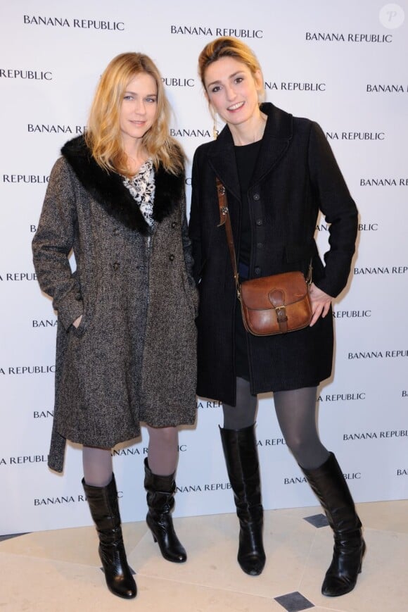 Marie-Josée Croze et Julie Gayet à l'inauguration de la boutique Banana Republic à Paris le 7 décembre 2011