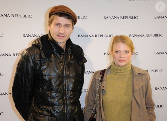 Stanislas Merhar et Mélanie Thierry à l'inauguration de la boutique Banana Republic à Paris le 7 décembre 2011