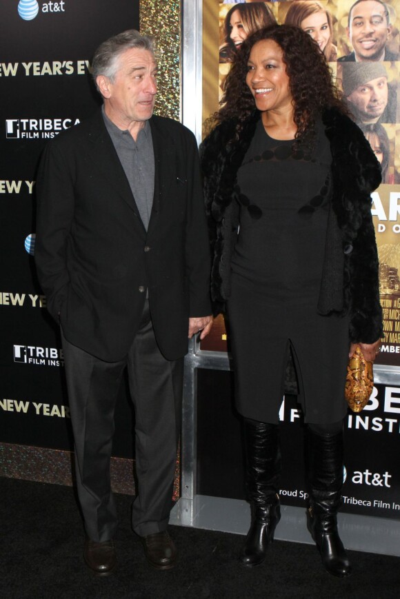 Robert de Niro et sa compagne lors de la première de New Year's Eve à New York le 7 décembre 2011