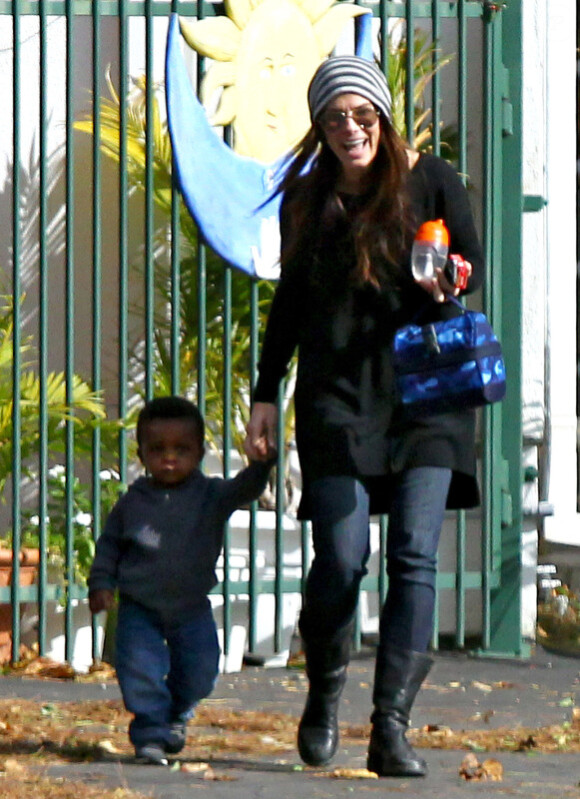 L'actrice Sandra Bullock part chercher son fils Louis à la garderie, à Los Angeles, le jeudi 1er décembre 2011 : elle resplendit de bonheur