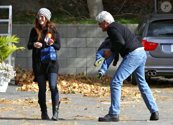 L'actrice Sandra Bullock part chercher son fils à Los Angeles, le jeudi 1er décembre 2011.